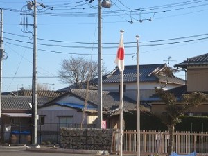 IMG_2964 快晴の青に日の丸が映えます。\\
