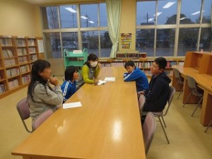 IMG_2967 図書委員会では,図書の利用者を多くするためのイベントについて話し合いました。どんなイベントか楽しみです。\