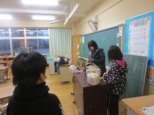 IMG_2969 放送委員会は,CDラジカセの手入れをしてくれました。ピカピカになりました。\