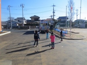 IMG_2971 天気が良く暖かな日なので,日だまりで短縄をして楽しんでいます。\