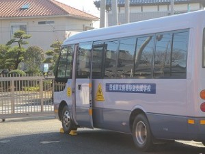 IMG_2972 午前10時、バスが本校に着きました。\