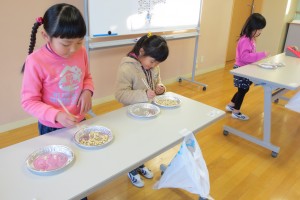 IMG_2974 みんなお箸の使い方が上手です。\