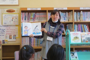 IMG_2984 4・5年生が5時間目に学校図書館の藤井先生に読み聞かせをしてもらいました。\