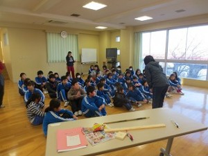 IMG_2984 手前机の上には,「チラシコップ」や「火種作りの道具」が載ってます。1・2年生は「段ボールテント」や『チラシコップ・ペットボトルスプーン」を作り,3・4・5年生は「火種作り」や「骨折応急措置の仕方」を体験し,⒍年生が「豚汁」と「おにぎり」を作ります。\