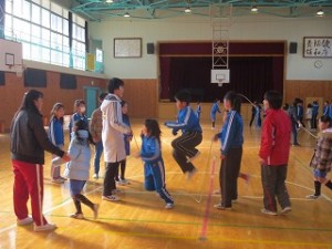IMG_2989 業間に体育館において縄跳びをしました。縦割り班です。写真は,入り口の一番手前で練習していた班です。\