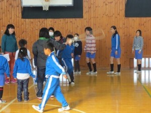 IMG_2990 体育館の真ん中で練習をしている班です。\