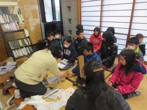IMG_3003 写真は5年生の骨折の応急措置の方法について実践している様子です。とても良い勉強になりました。この後5年生は火種作りをします。\