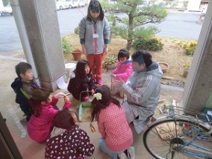 IMG_3005 写真は,3・4年生の火種つくりです。火種まではできましたが,炎にはなりませんでした。この後骨折の応急措置方法を保健の先生から教わりました。\