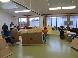 IMG_3006 写真は,1年生が段ボールでテント(寝床)を作っている様子です。\