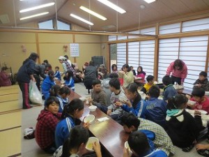 IMG_3029 活動の終えた学年から豚汁とおにぎりを頂いているところです。\
