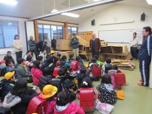 IMG_3033 写真は閉会行事です。写真は区長さんの好評です。4名の区長さんからお話をいただきました。\
