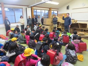 IMG_3034 最後に校長先生のお話を聴いています。\