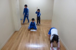 IMG_3042 これも一年生の廊下掃除