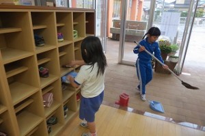 IMG_3043 1年生の玄関掃除