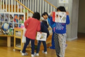 IMG_3044 3年生 これから音楽室へ鉄琴を練習しに行くところです。\