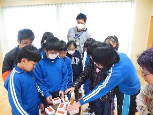 IMG_3048 4~⒍年生の干支を子どもたちが探しています。⒍年生から4年生の干支「馬・羊・猿・鶏」を探しました。\\