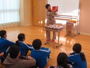 IMG_3049 本の紹介をしています。\\