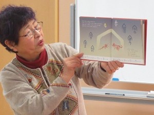 IMG_3053 十二支のできた物語を読んでくださいました。この物語には,羊ではなく山羊,猪ではなく豚が出てきました。\\