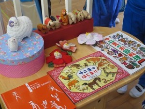 IMG_3054 古賀さんが子どもたちのために展示してくださってます。休み時間子どもたちも眺めたり,手に取ったり,本を読んだりしています。\
