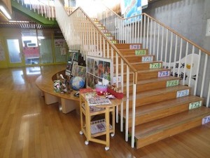 IMG_3055 豊津小自慢のエントランスがいつも華やかになっています。古賀さんありがとうございます。\