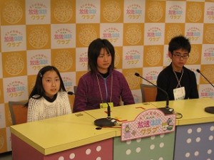 IMG_7359 本校の児童が,アナウンサーやニュースキャスターとなって出演してます。\\