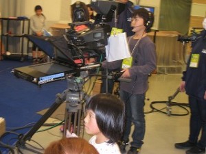 IMG_7360 上の写真のスタッフから指令が出てカメラでニュースキャスターを映します。\\