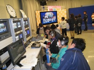 IMG_7365 NHK水戸放送局で役割分担をしてニュース番組作りをしました。\\