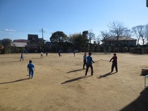 IMG_3061 柔らかな日だまりで,ほとんどの子が校庭に出て昼休み時間を過ごしました。\