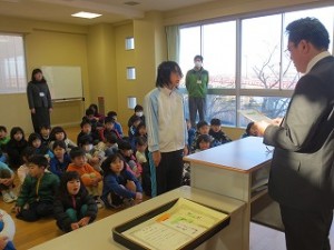 IMG_3062 読書の表彰。本校では冊数の他にページ数(千ページ毎)での表彰もしています。この児童は,21,000ページを読み代表になりました。\