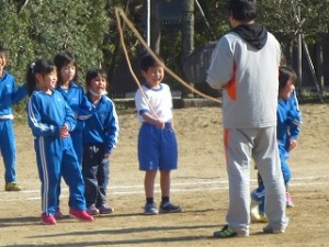 IMG_3086 1年生は長縄をしました。楽しそうです。\