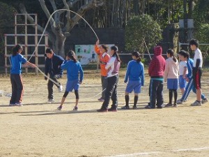 IMG_3089 ⒍年生はダブルタッチで楽しんでいます。\
