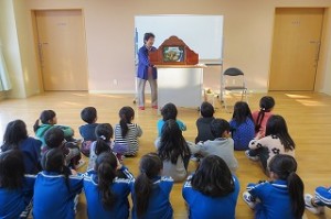 IMG_3106 1~3年生が楽しみました。この後,子どもたちは古賀さんにたくさん質問したリ,お話したりしました。\