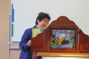 IMG_3107 今日のお話は,「にじになったきつね」です。\