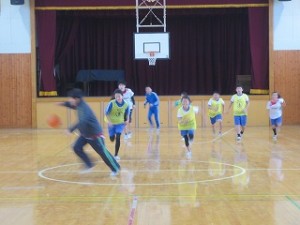 IMG_3146 写真を撮りに行くと,なぜかバスケットをして楽しんでいました。スポーツチャレンジは・・・?と思いましたが「楽しんでいることは,なによりなにより」と思いました。\