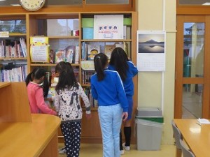 IMG_3148 お昼休み、本を借りに来た子どもたちを写しました。たくさん読んでね!!\