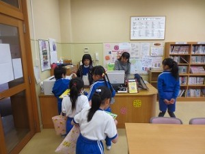 IMG_3160 今日は1・2年生がたくさん本をかりています。\