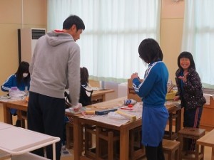 IMG_3181 今日はクラブがありました。ろうそくを作っているのだそうです。匂いのする赤いろうそくです。\