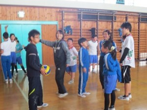 IMG_3182 このクラブは,これからバレーボールの試合をしようとしています。今作戦タイムのようです。\