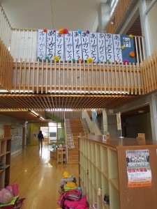 IMG_3224 ⒍年生の6年間の気持ちを表した習字が飾られています。\