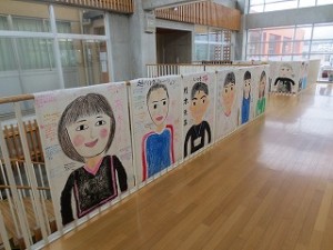 IMG_3225 ⒍年生が描いた先生方の似顔絵です。お礼の言葉も添えられていています。\