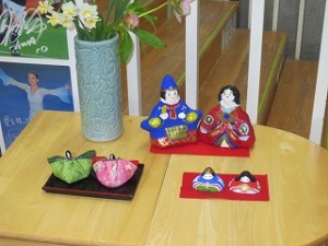 IMG_3240 古賀さんがいろいろな地方のおひな様を持ってきてくださいました。もうすぐひな祭りです。\