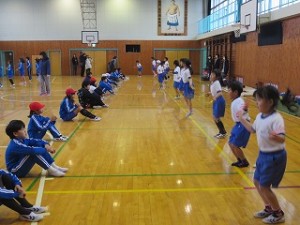 IMG_3259 前跳び・二重跳びです。低学年の跳んだ数をj高学年が数えています。\