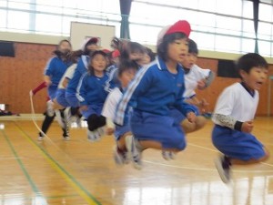 IMG_3264 長縄(大縄)跳びです。今まで積み重ねてきた力を発揮するときです!\