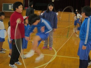 IMG_3285 8の字跳びも声を出してリズムをとりながら全員頑張りました。\