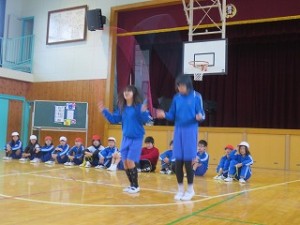 IMG_3297 4・5・6年生が高度な技を低学年の子どもたちに披露しました。この二人の内側の手は相手の綱を持っていて同時に二重跳びを何回もしていました。低学年の子どもたちは歓声を上げていました。\