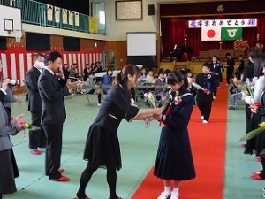 DSC01031 退場の時,親から子へ花が贈られました。立派に成長しました。\