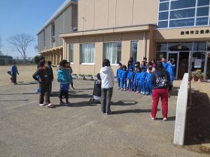 IMG_3352 業間には縦割り班で記念撮影をしました。縄跳び大会 燃えました!\\
