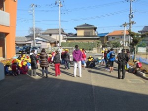 IMG_3359 今日は月曜日,子どもたちは一斉下校で帰って行きました。\\
