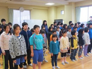 IMG_3372 校歌を歌っています。卒業生はあと何回歌うのでしょう。\