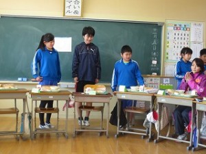 IMG_3385 3班です。行儀良く食べました。スープはワンタンです。\\
